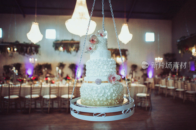 在婚宴上悬挂婚礼分层蛋糕