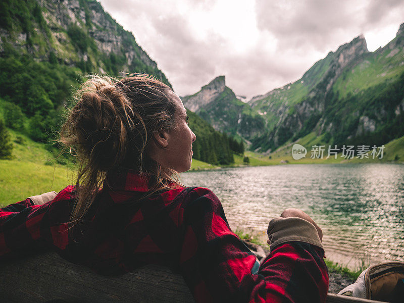 一个女人在看瑞士美丽的高山湖泊