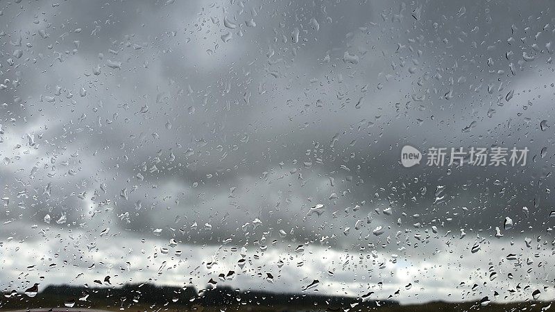 雨打在车窗上