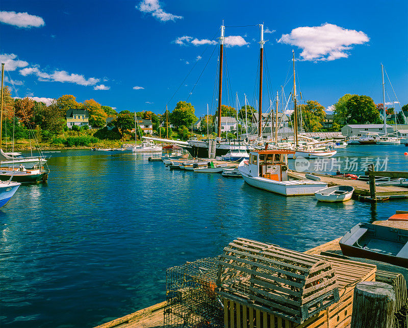 新英格兰海岸，缅因州卡姆登有休闲游艇