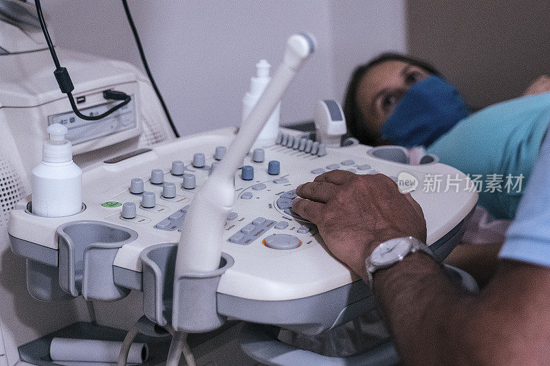在COVID-19期间怀孕。子宫内胎儿的超声波扫描。在怀孕期间为胎儿做超声检查。2019冠状病毒病期间的体检。