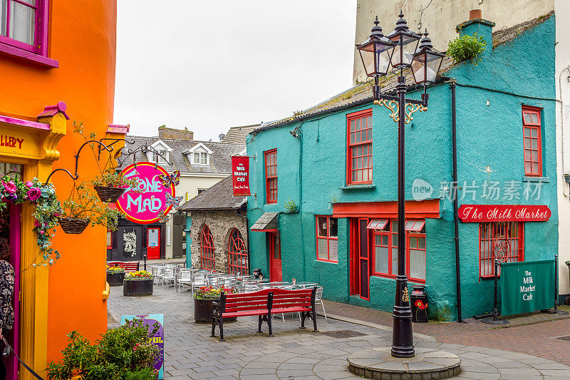 爱尔兰科克市金赛尔市，市场街和纽曼购物中心里五颜六色的房子