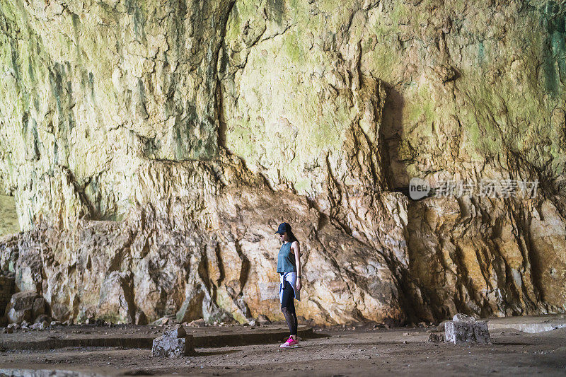 女人旅行探索一个devvetashka洞穴附近的爱