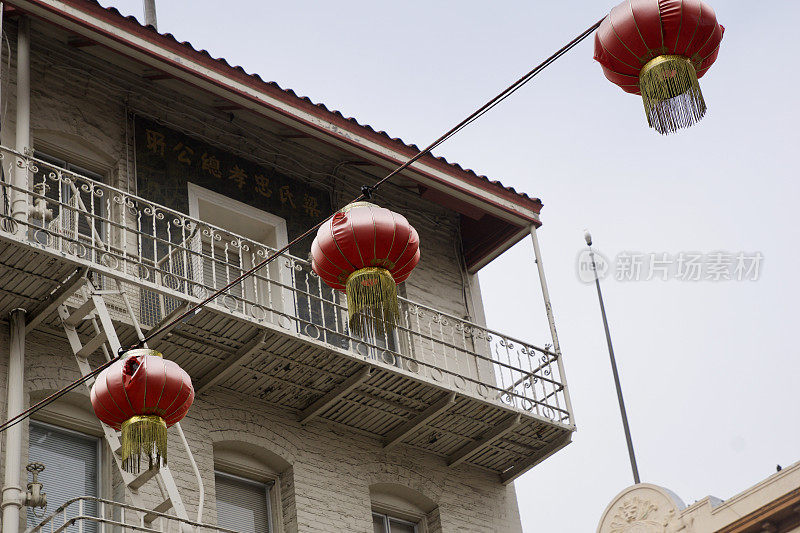 华埠白天的中国灯笼，背景是白宫