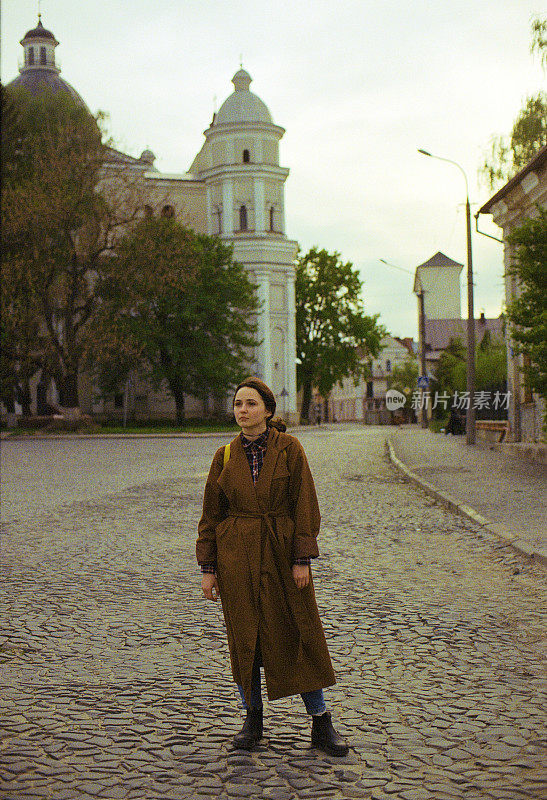 走在乌克兰老城里的女人