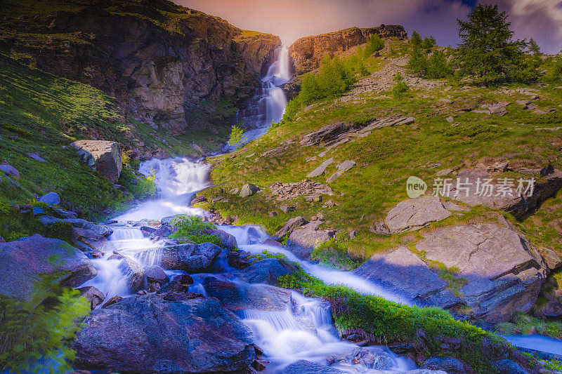 飘渺的瀑布-瀑布景观，长时间暴露-大天堂阿尔卑斯山-意大利