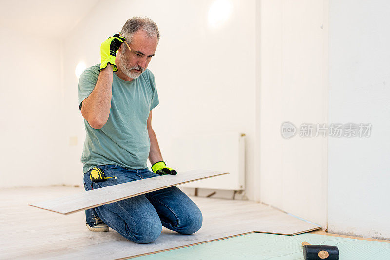 成年人在室内安装强化木地板