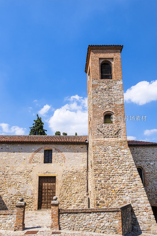 意大利:阿夸·佩特拉卡，圣三一讲堂，12世纪