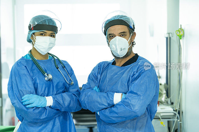 在ICU医院，身穿生物安全服的医护人员交叉双臂看着摄像机的肖像