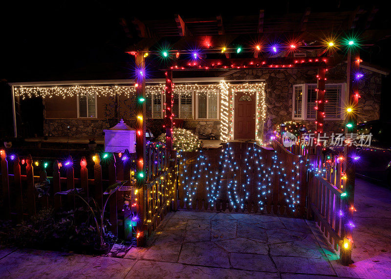 圣诞夜灯装饰房子在柳树谷社区的圣何塞加利福尼亚