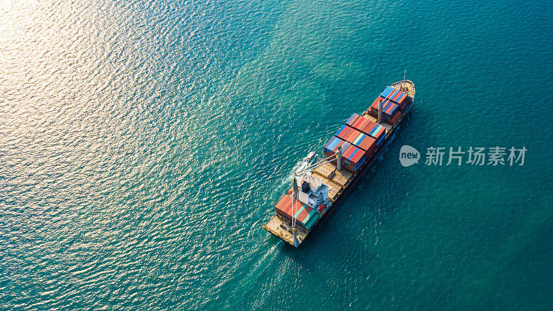架空俯视图集装箱船用吊车桥用于装载集装箱，业务全球公司商业贸易物流进出口，货运海运货物船舶运输。