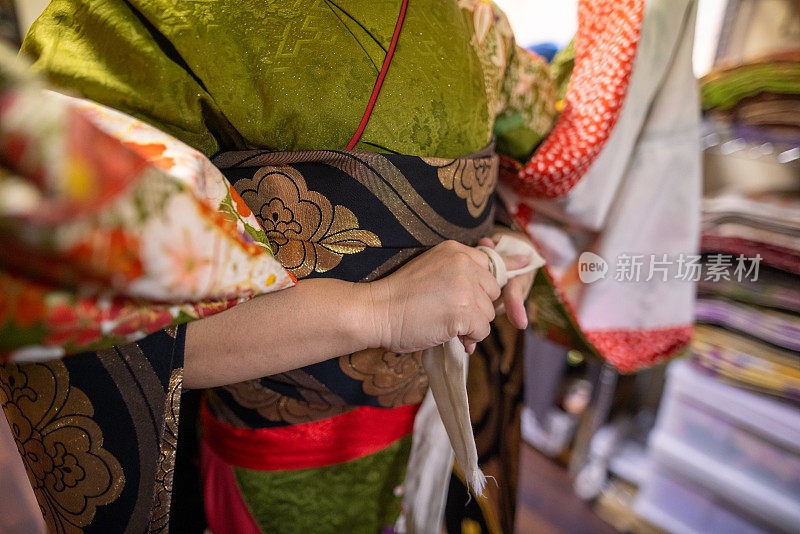 舞妓(正在训练的艺妓)在试衣间穿着和服