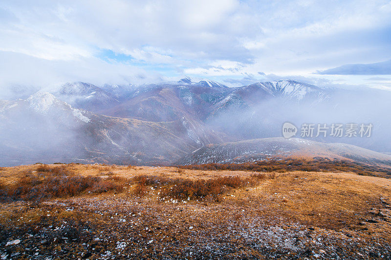 美丽的雪山和山脉在云南，中国