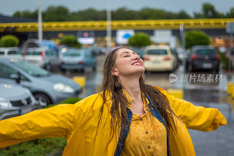 年轻女子在雨中浑身湿透却很快乐