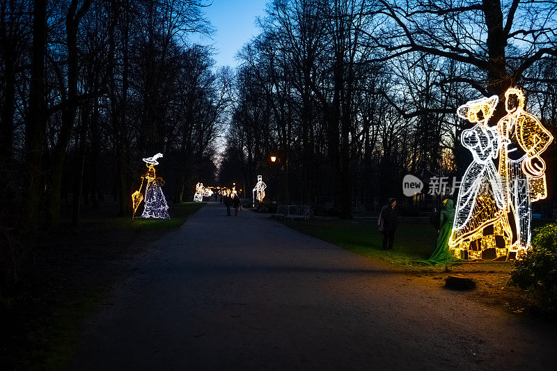 拉兹恩基公园的圣诞装饰灯和花环在晚上和人们在一起