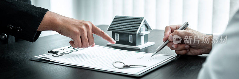 销售地产代理向客户提交房屋贷款决定，以批准的财产形式签订租赁房屋保险合同