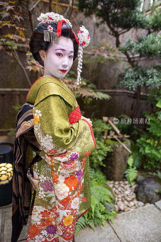 艺妓在训练(“舞妓”)站在“Hakoniwa”日本小花园