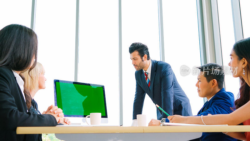 商务人士在会议室用绿屏