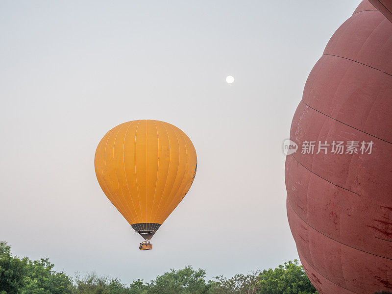 热气球在黎明时起飞