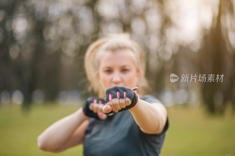 一个年轻女子在户外练习拳击