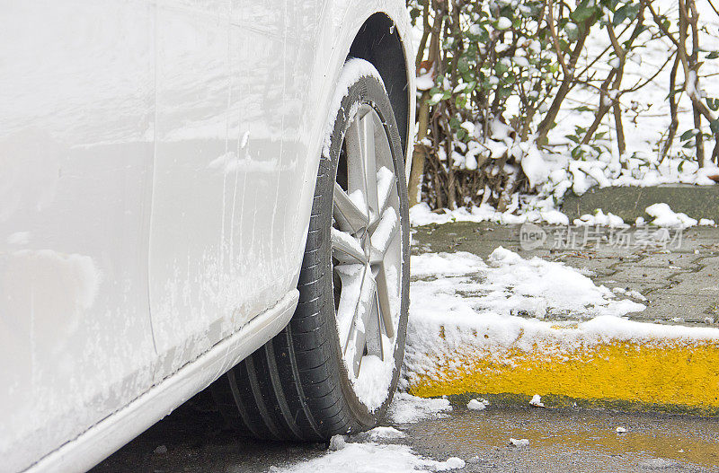 汽车轮胎在被雪覆盖的冬季道路上行驶