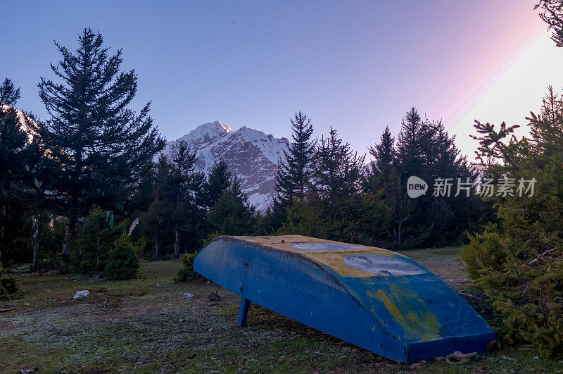 清晨，中国西藏的拉瓜措然婺湖