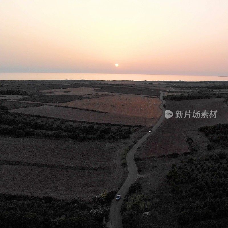 鸟瞰乡村田野和遥远的大海，撒丁岛