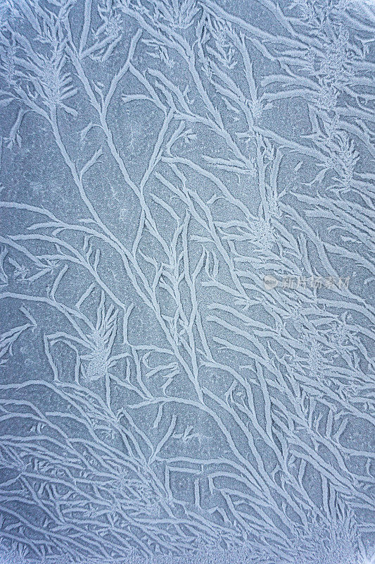 冬季西伯利亚严寒之窗上的霜冻图案