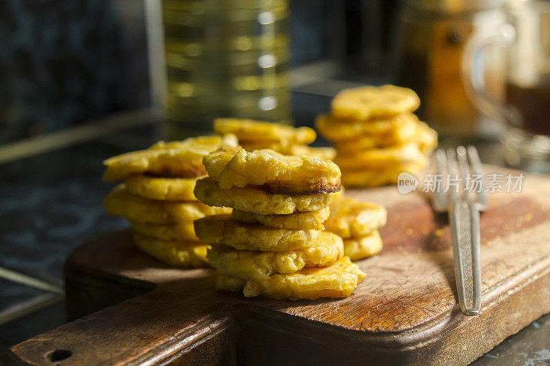 烹饪，油炸玉米饼或石-整个过程-真正的食物