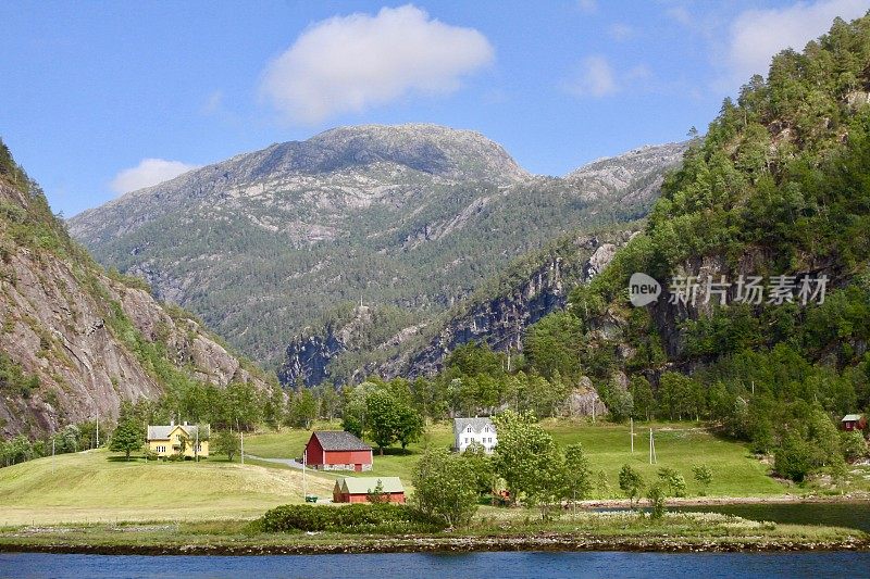 挪威峡湾上的房屋