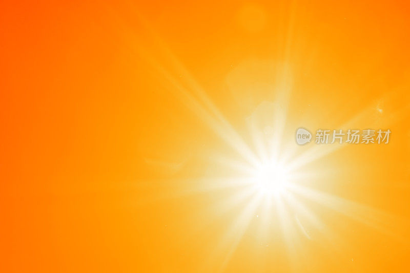 明亮的太阳在天空中闪耀着美丽的光芒(色调为橙色)