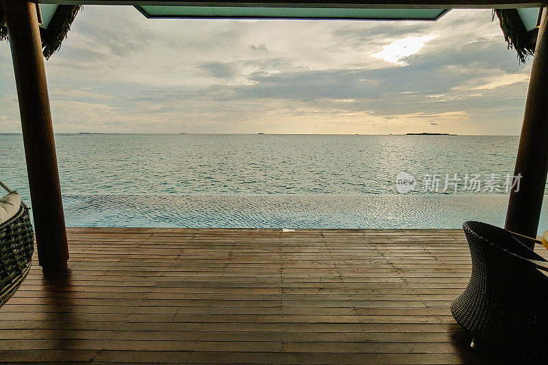 马尔代夫豪华度假胜地的海滨游泳池，令人叹为观止