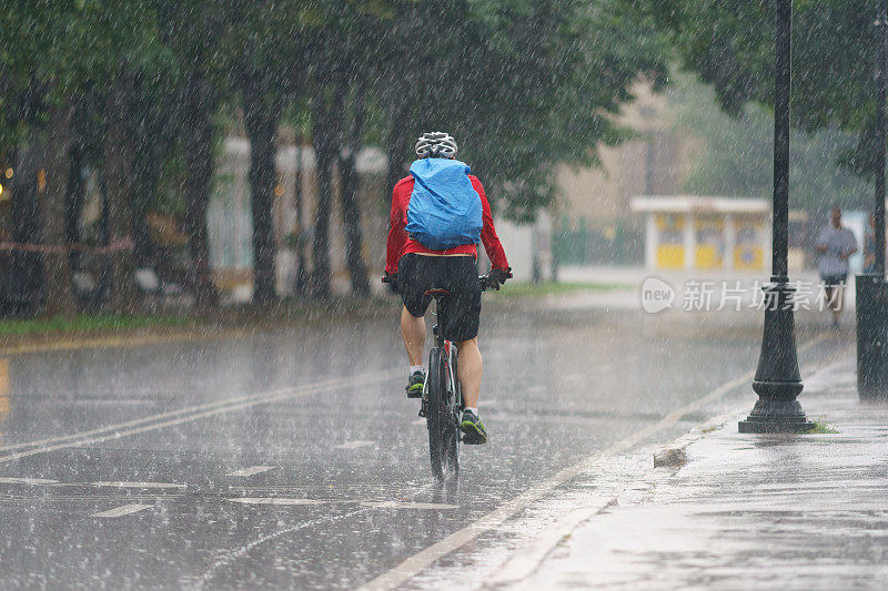 在雨中骑自行车