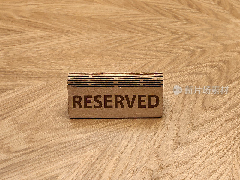餐厅餐桌上的木质预留标志