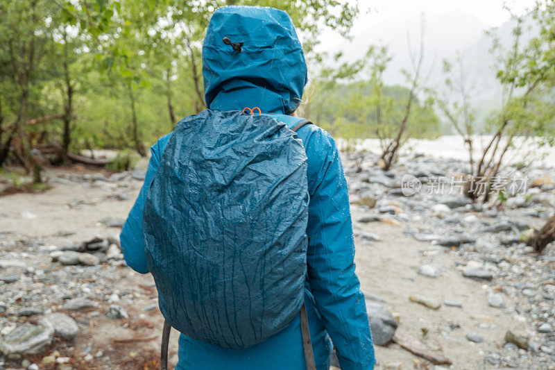 女徒步旅行者在暴雨中