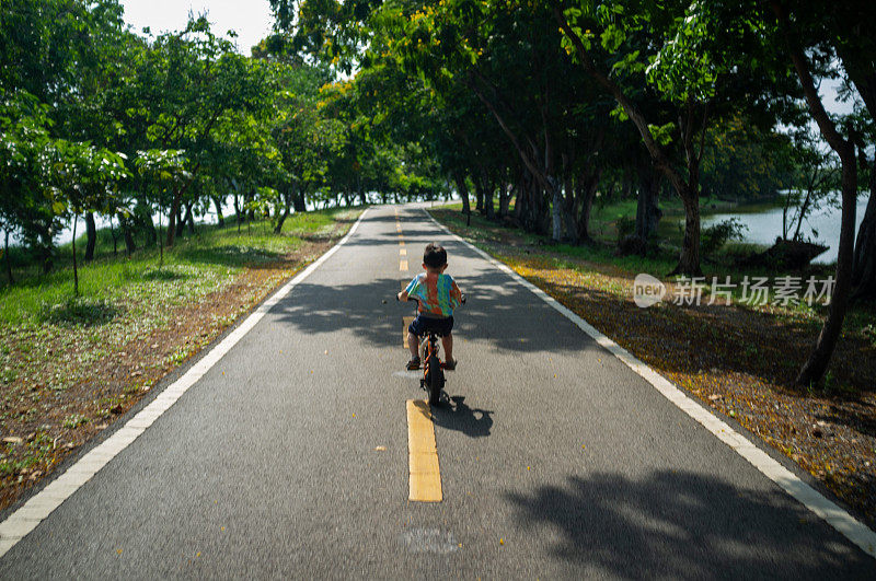 在路中间骑