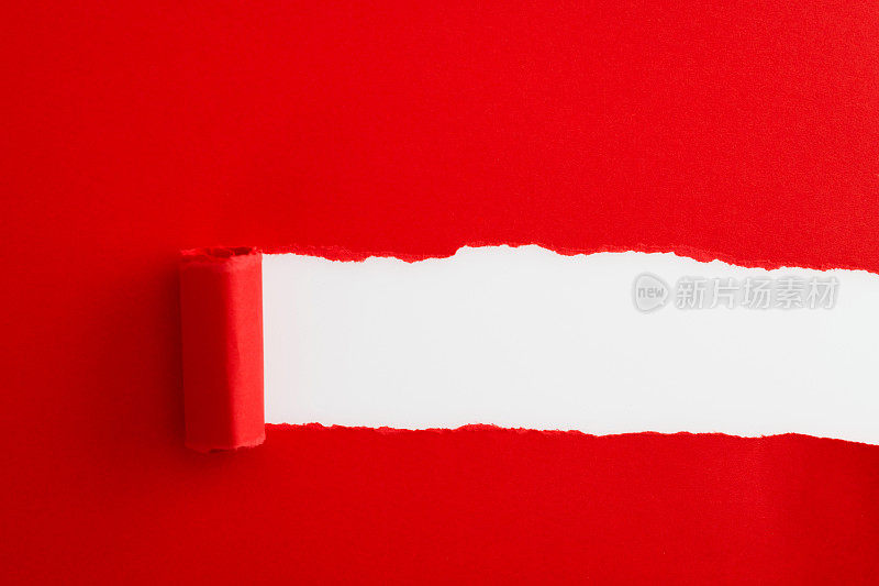 红纸撕开一个洞