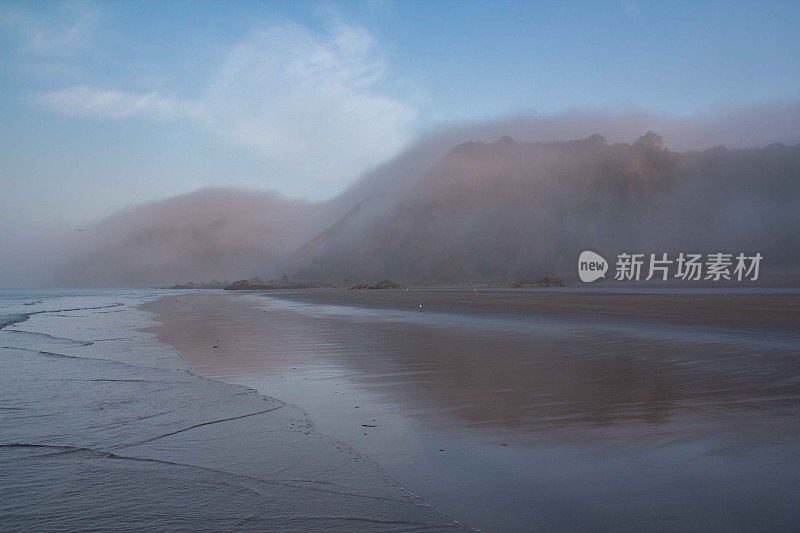 海滩上的迷雾峭壁