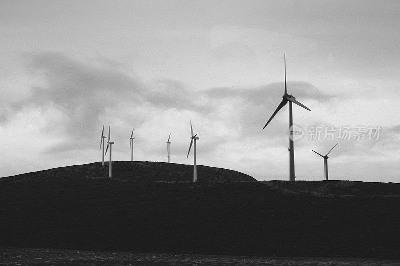 挪威一座多风的山顶上的风力涡轮机