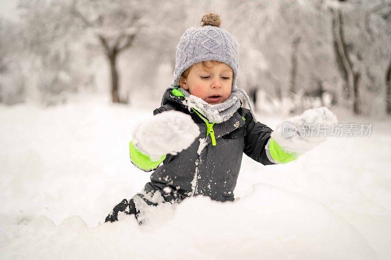 孩子在雪地里玩