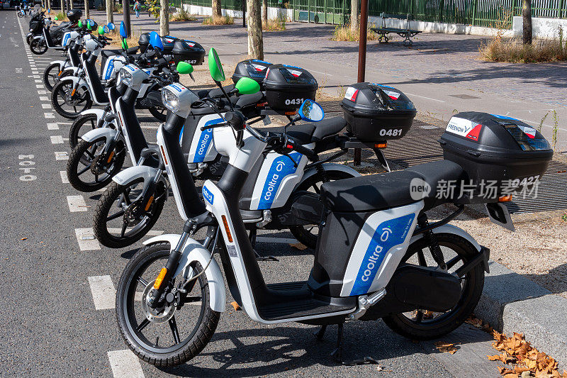 法国巴黎的一条街上停着西班牙Cooltra公司的自助租赁电动摩托车