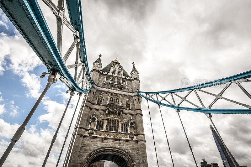 英国伦敦塔桥的一个塔的低角度视图