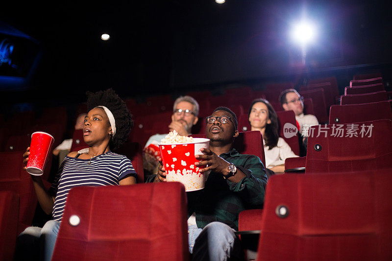 一对美国黑人夫妇在电影院看恐怖电影时被吓到了