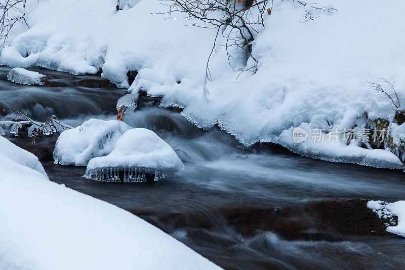 冬季高山瀑布雪景。雪山瀑布景观。冬季的山瀑布在Shipot瀑布-喀尔巴阡山脉，乌克兰。