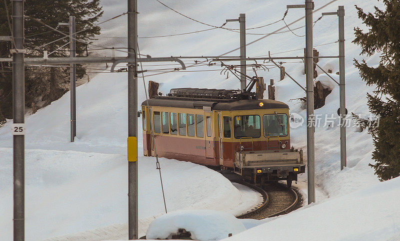 穆伦的窄轨列车，通过一个弯道连接了劳特布鲁嫩山谷的村庄。冬天有很多雪。