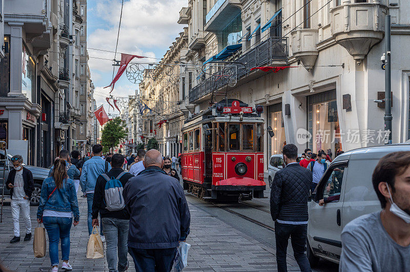 伊斯坦布尔拥挤的Istiklal大街。伊斯坦布尔的旧电车。红色复古电车在著名的Istiklal街