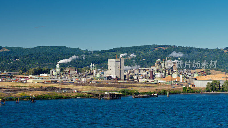 哥伦比亚河岸边的蒸汽造纸厂