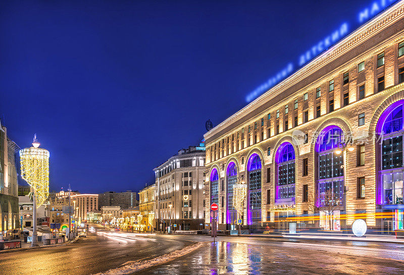 在夜晚的灯光下，莫斯科卢比扬斯卡亚广场上中央儿童世界商店的拱门
