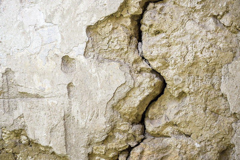 旧危房灰色墙面大裂缝，垂直裂缝抽象图像，细节。地震的后果。副本的空间。有选择性的重点。