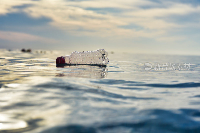 海洋中漂浮着塑料垃圾